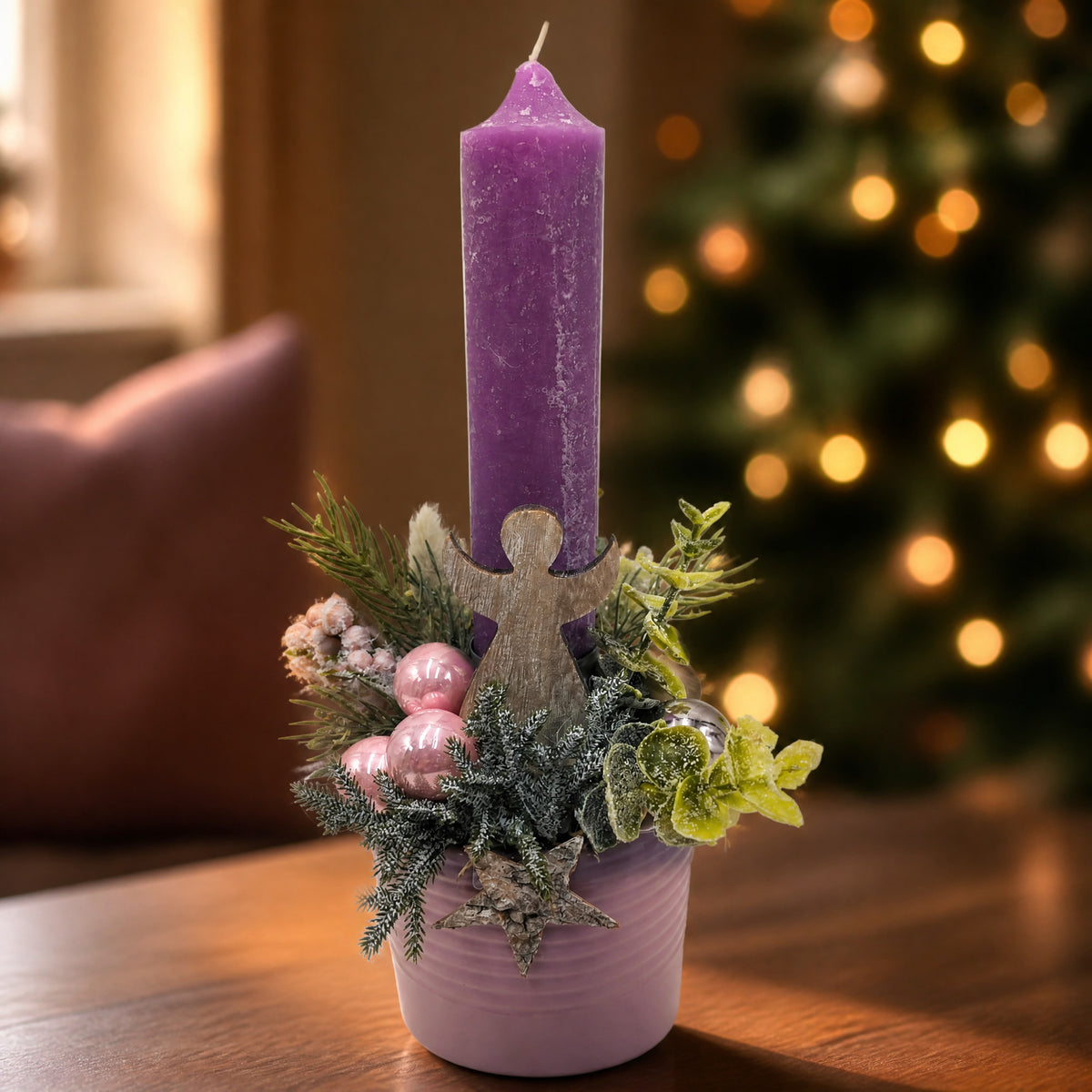 Szene Wintergesteck Engel Stabkerze Kugeln lila rosa