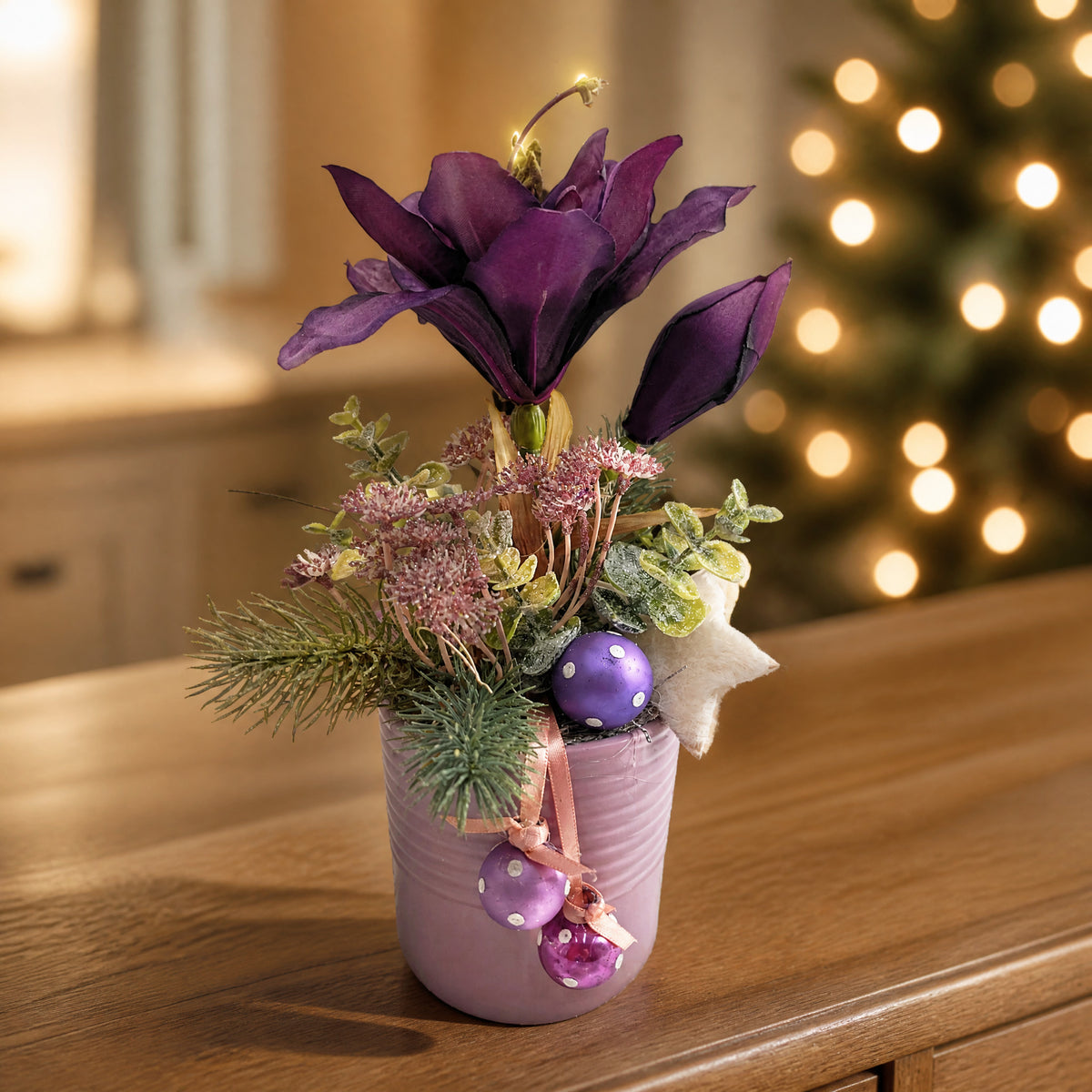 Szene Wintergesteck Amaryllis Stern Kugeln lila rosa