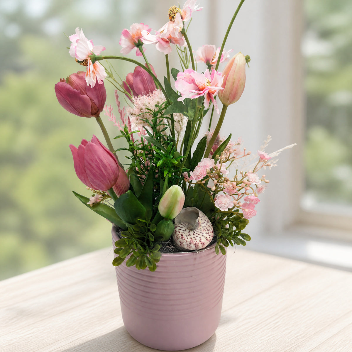 Szene Frühlingsgesteck Tulpen Kirschblüten Ei rosenholz rosa