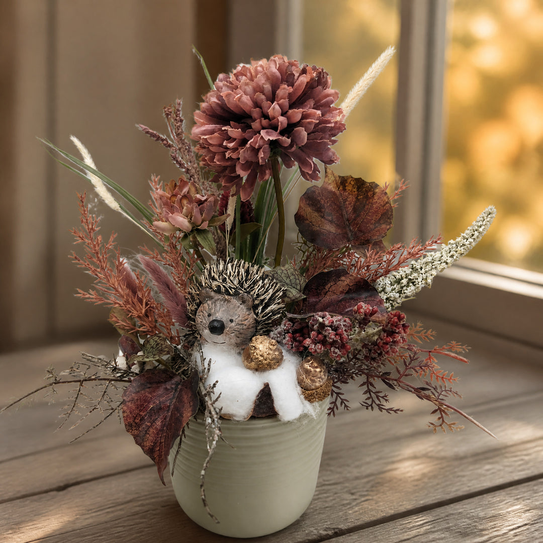 Szene Herbstgesteck Igel Chrysantheme Beeren Gräser rosa braun