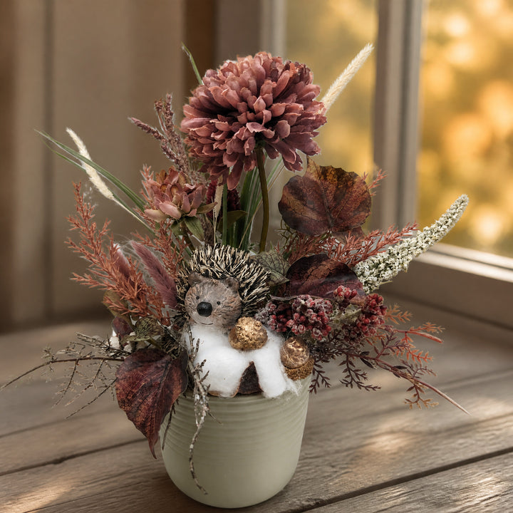 Szene Herbstgesteck Igel Chrysantheme Beeren Gräser rosa braun