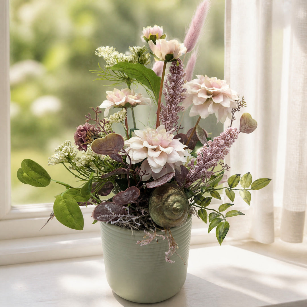 Szene Frühlingsgesteck Dahlien Gräser Schnecke rosa salbei