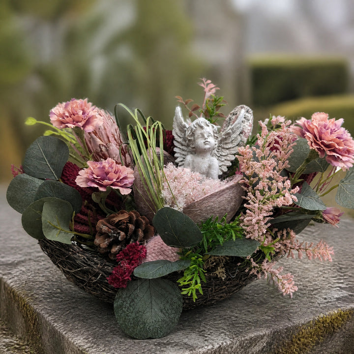 Szene Trauergesteck Engel Nelken Eukalyptus rosa bordeaux