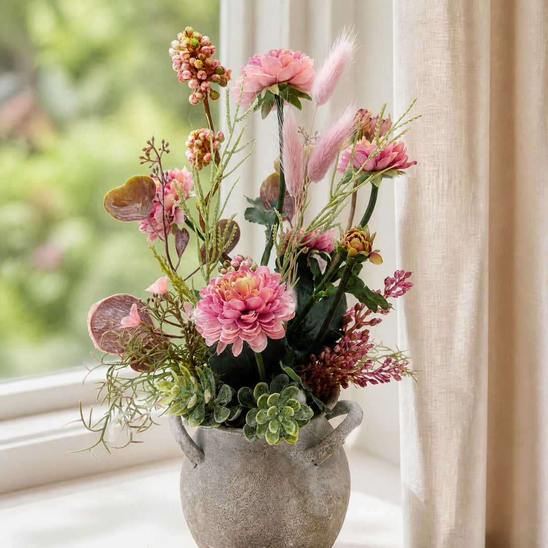 Szene Frühlingsgesteck Zinnien Gräser Sukkulente rosa im Topf