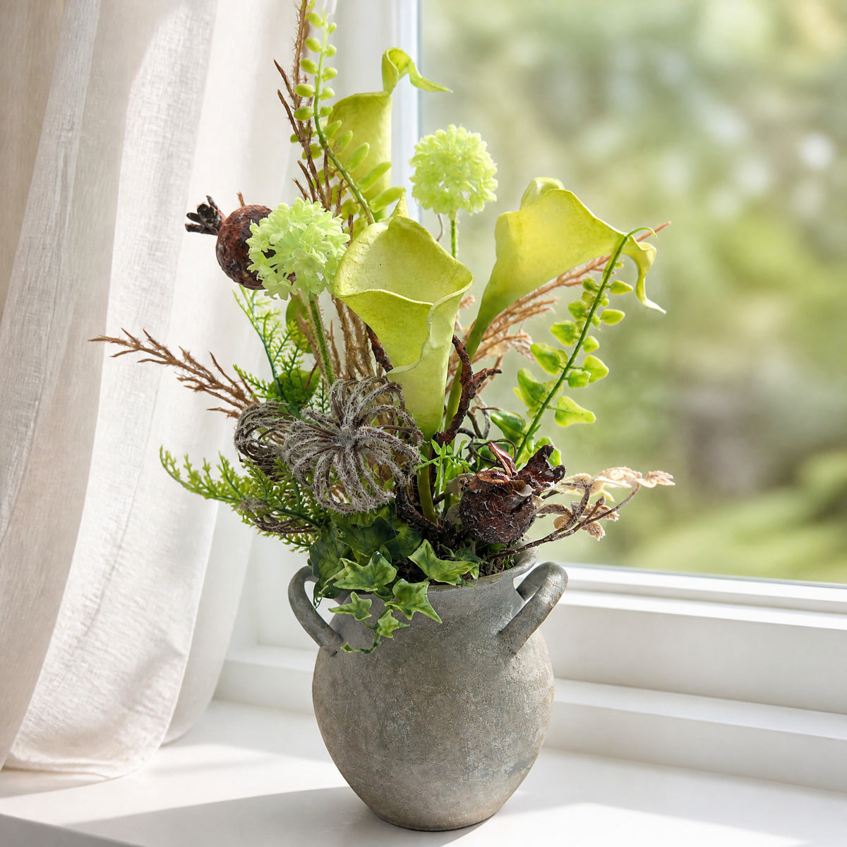Szene Frühlingsgesteck Calla Farn Efeu grün