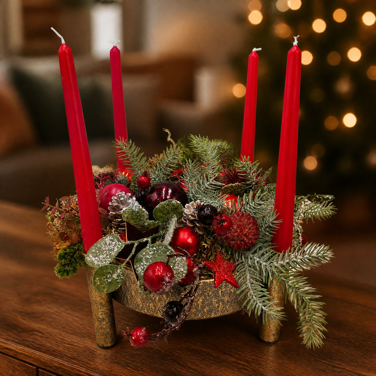 Szene Adventsgesteck Beeren Zapfen Kugeln rot gold