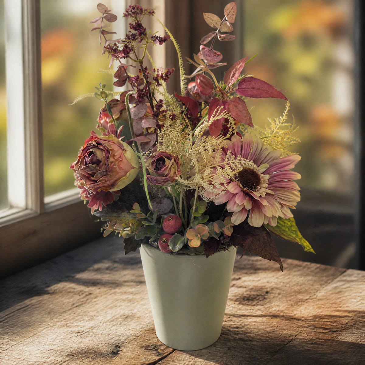 Szene Herbstgesteck Rosen Gerbera Gräser Blätter altrosa bordeaux