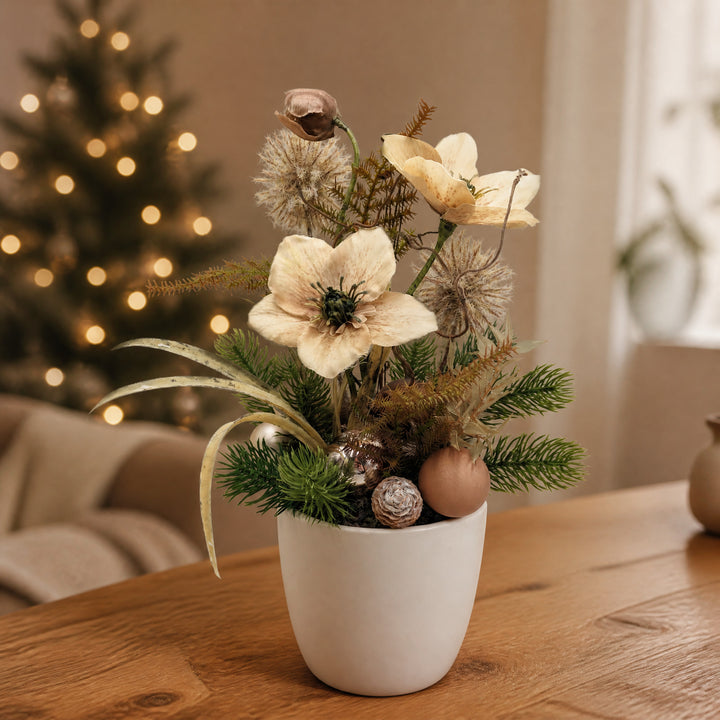 Szene Weihnachtsgesteck Christrose Tannengrün Kugeln creme braun
