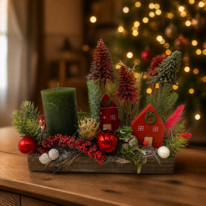 Szene Weihnachtsgesteck Häuser Bäume Kerze rot grün