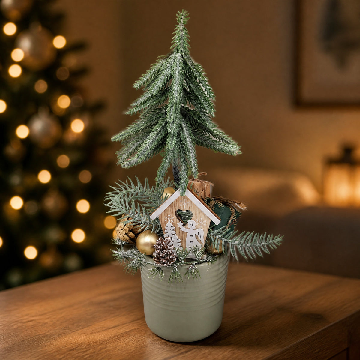 Szene Weihnachtsgesteck Tannenbaum Geschenke Holzhaus gold grün