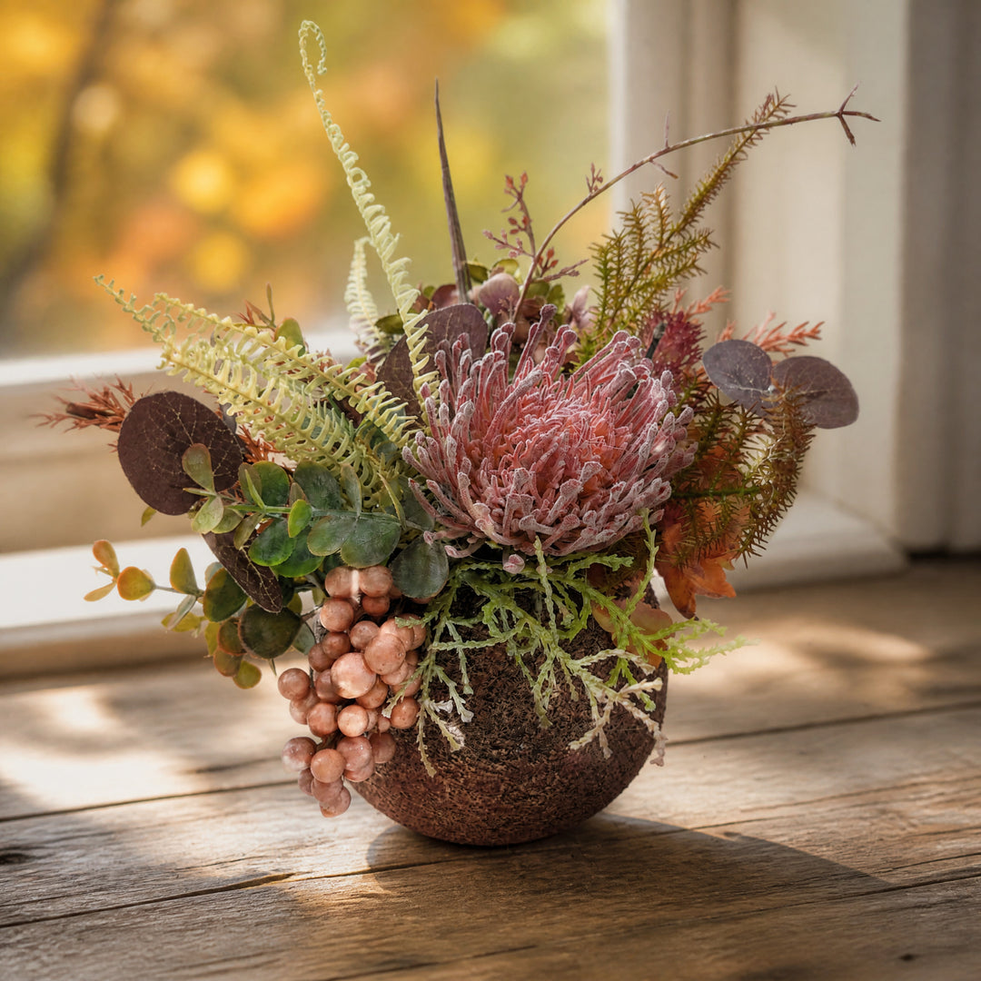 Szene Herbstgesteck Protea Beeren Eukalyptus Farn altrosa braun