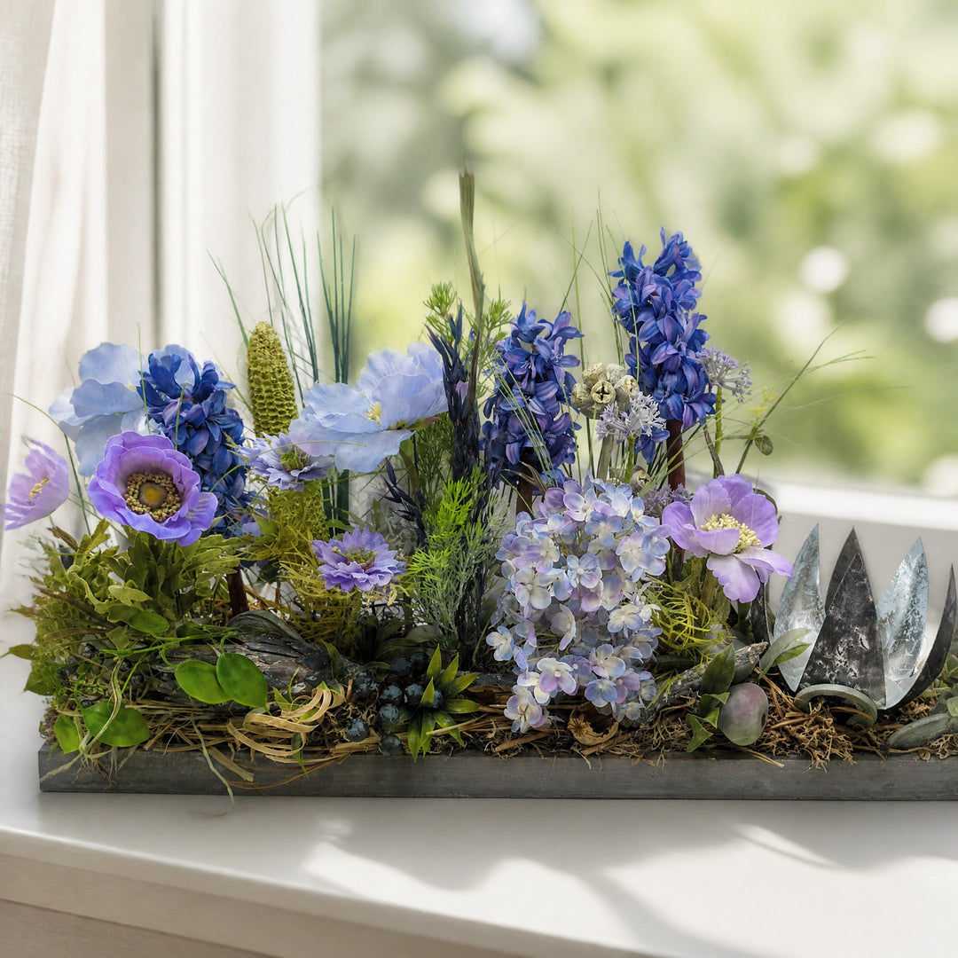 Szene Frühlingsgesteck Hyazinthen Hortensie Anemonen lila blau