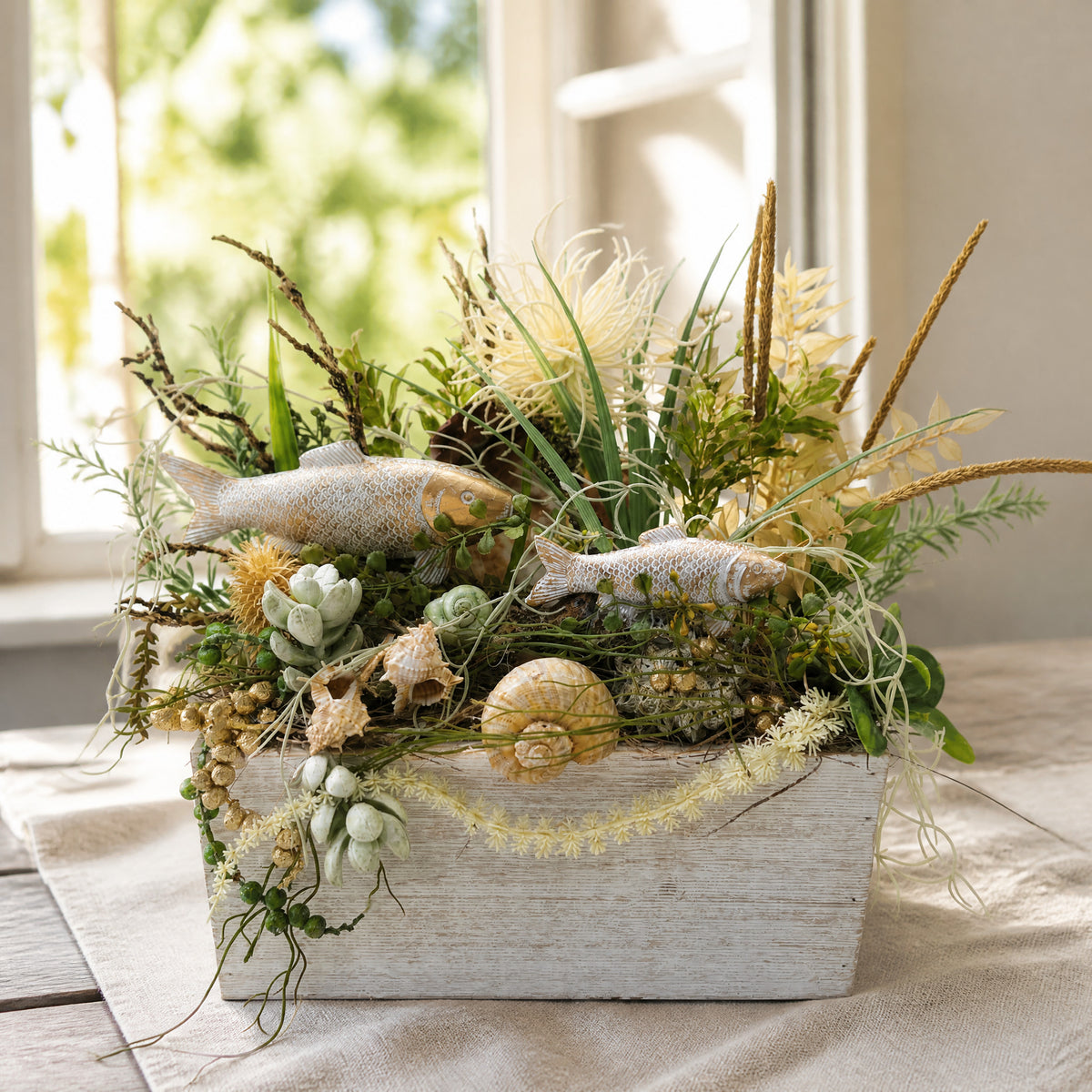 Szene Sommergesteck Fisch Muscheln Gräser maritim gold creme