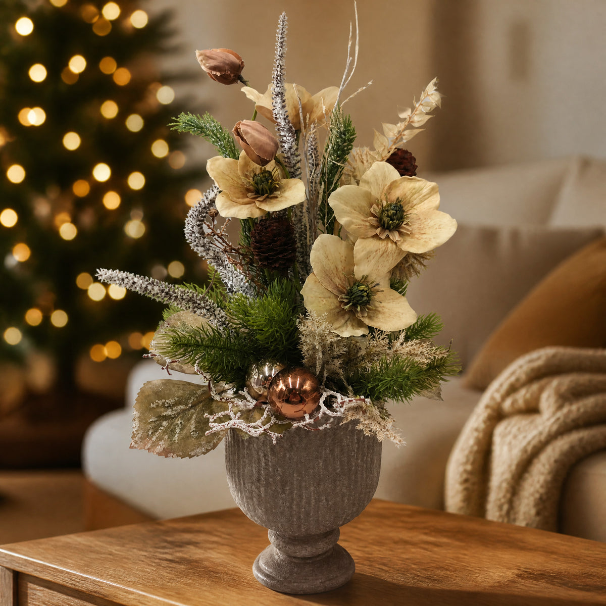 Szene Wintergesteck Christrose Zapfen Blätter creme braun