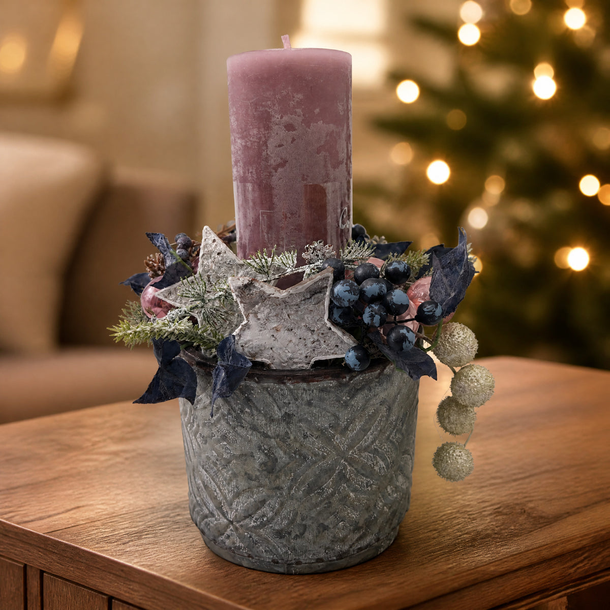 Szene Wintergesteck Beeren Sterne Kerze rosa blau