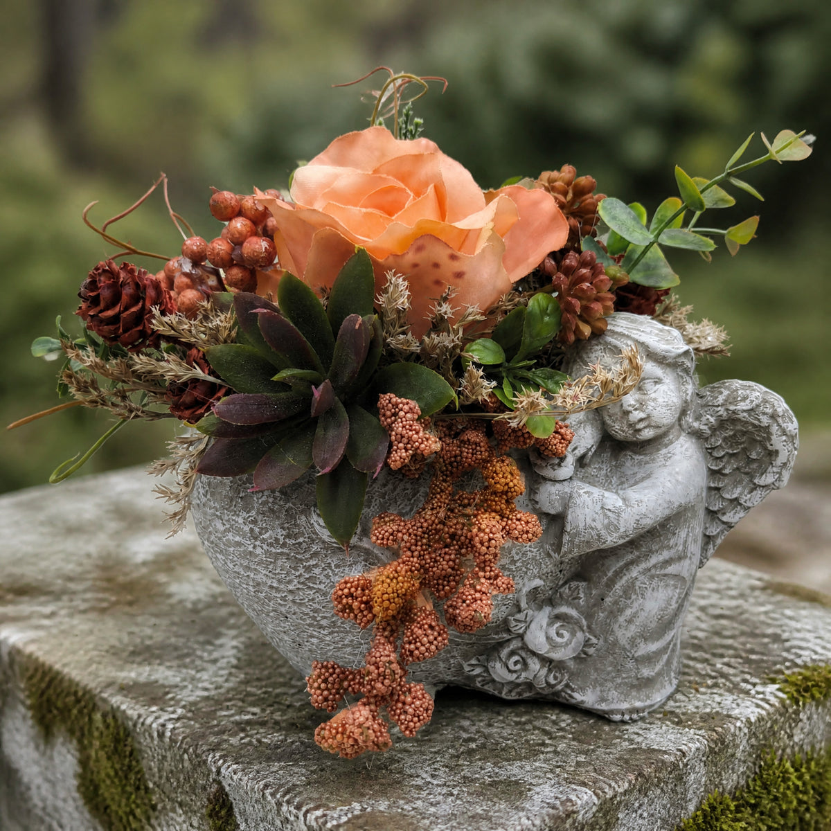 Szene Trauergesteck Engel Rose Zapfen apricot orange