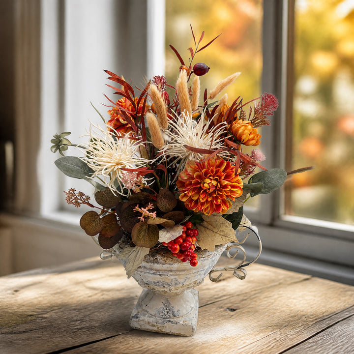 Szene Herbstgesteck Dahlien Beeren Gräser orange creme