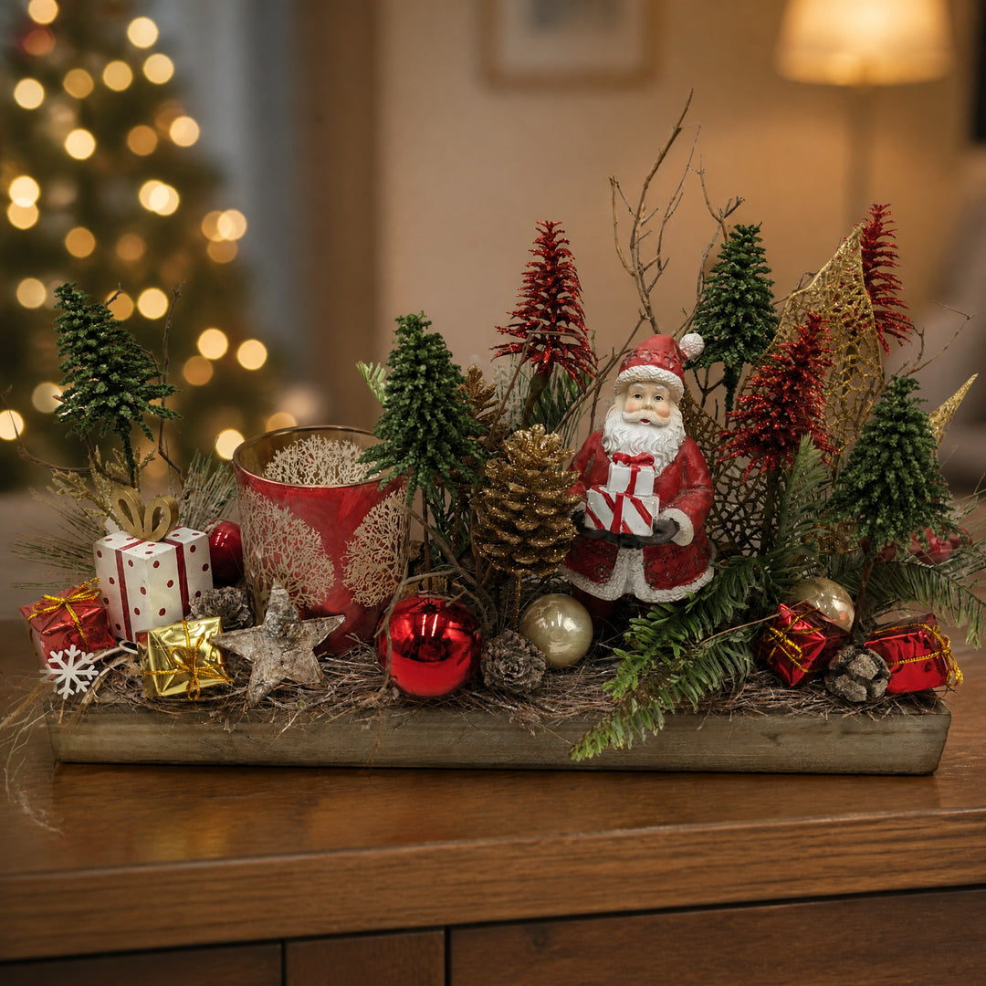 Szene Weihnachtsgesteck Weihnachtsmann Teelicht Bäume rot gold