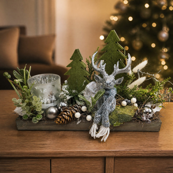 Szene Weihnachtsgesteck Hirsch Teelicht Bäume Zapfen weiß silber