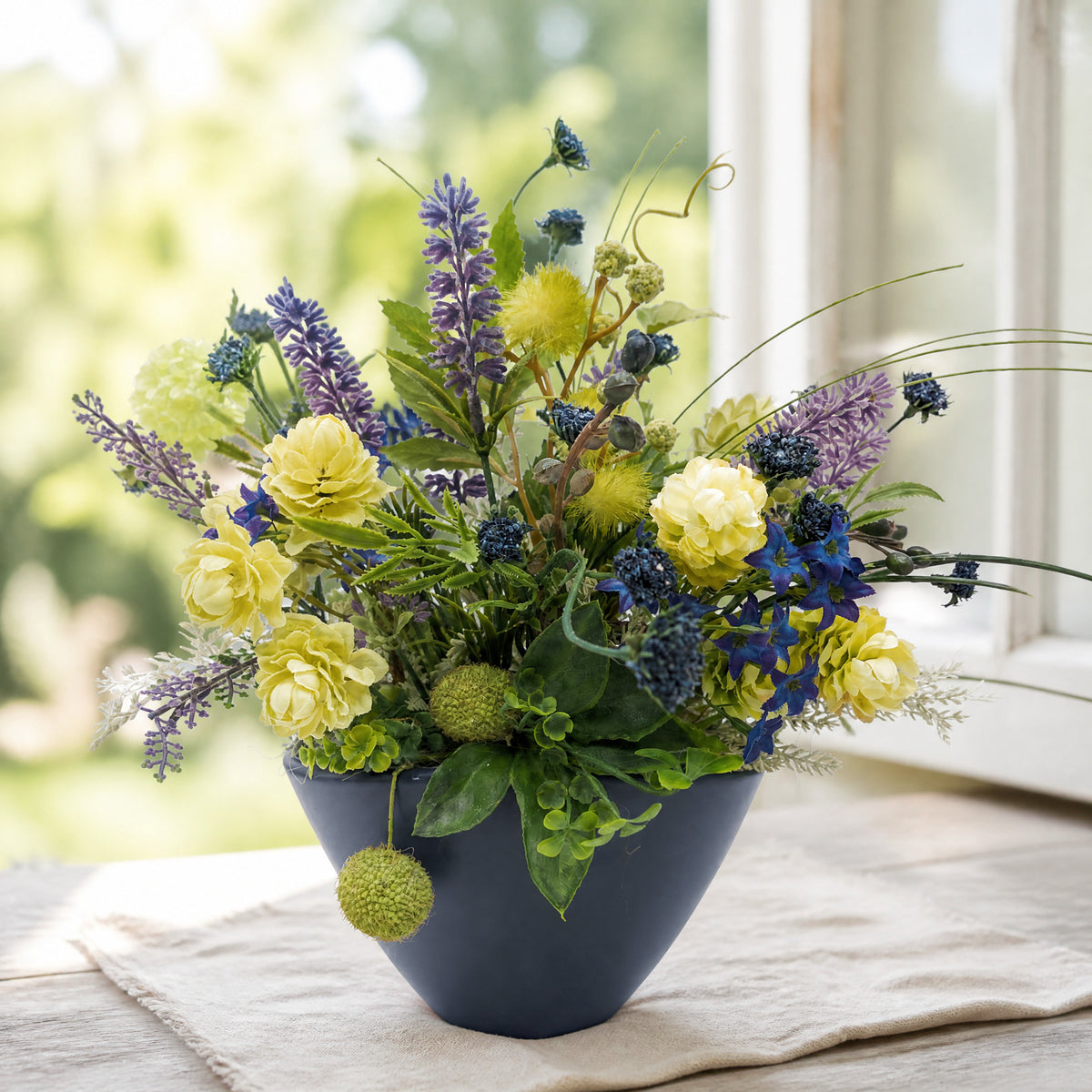 Szene Sommergesteck Lavendel Gräser Hortensien blau grün
