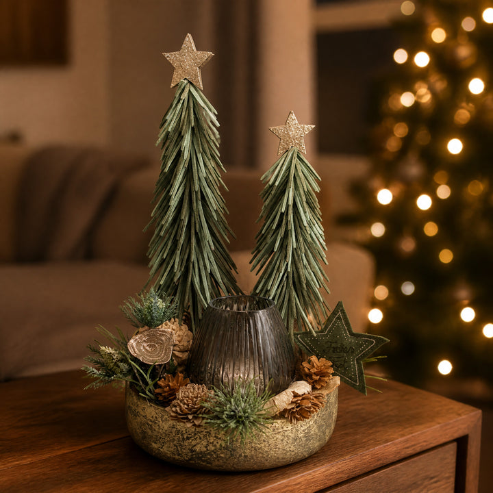 Szene Weihnachtsgesteck Windlicht Bäume Stern gold grün