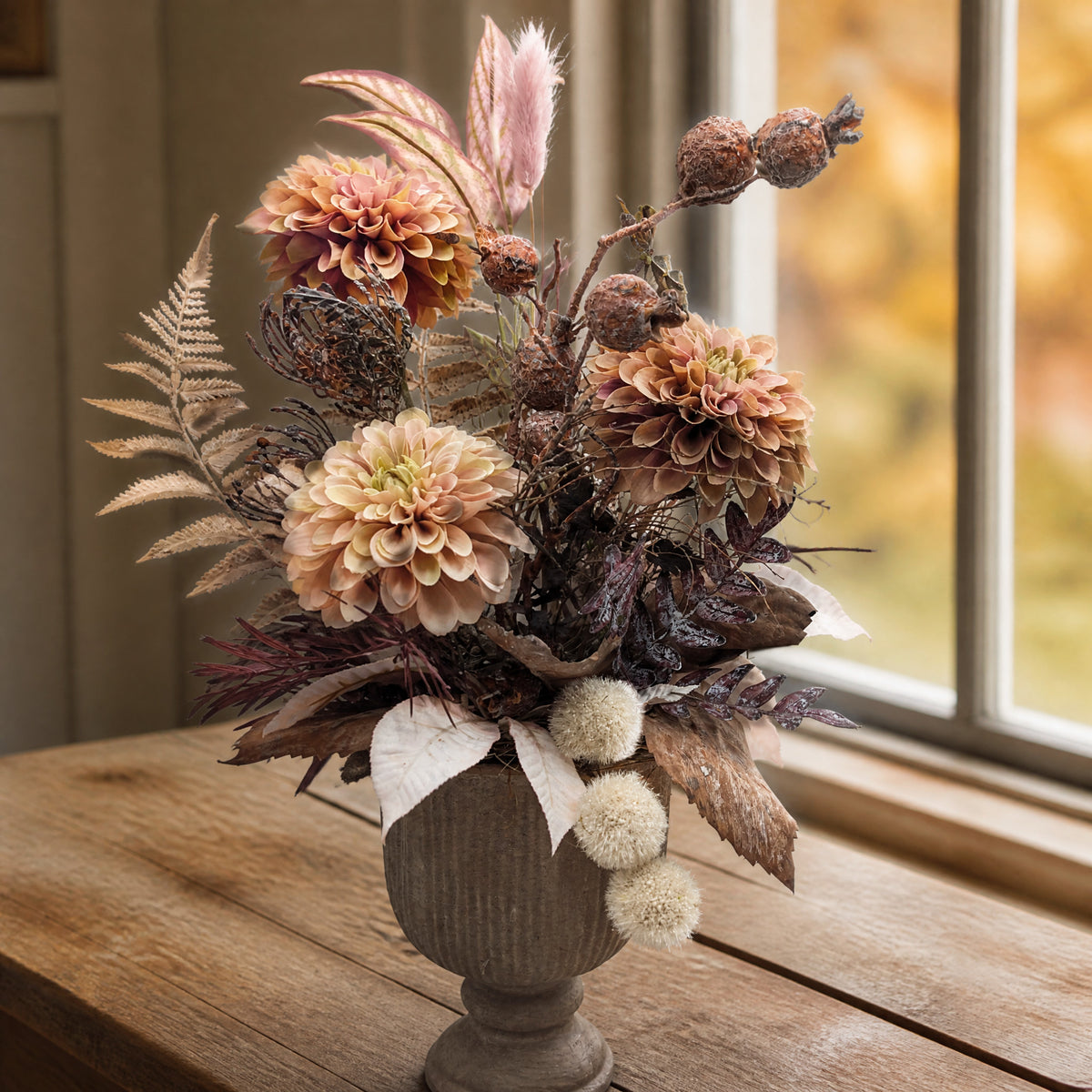 Szene Herbstgesteck Dahlien Gräser Farn altrosa braun