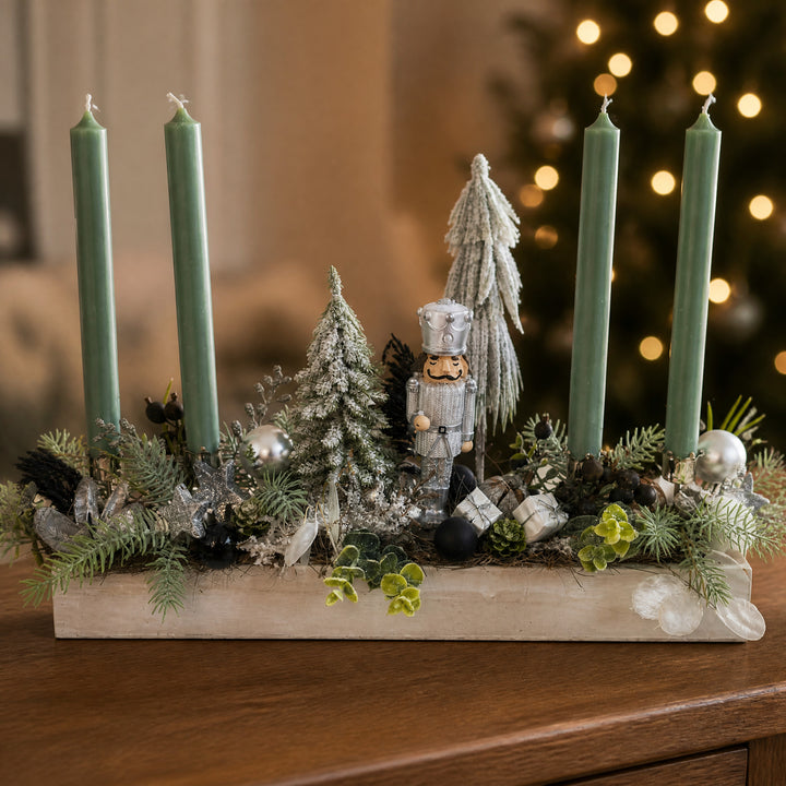 Szene Weihnachtsgesteck Nussknacker Bäume Kerzen salbei silber