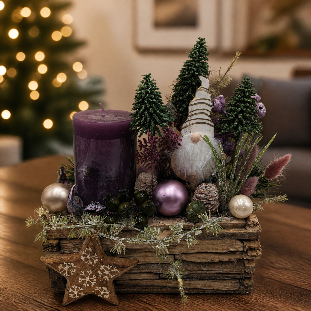 Szene Weihnachtsgesteck Bäume Wichtel Stern lila creme