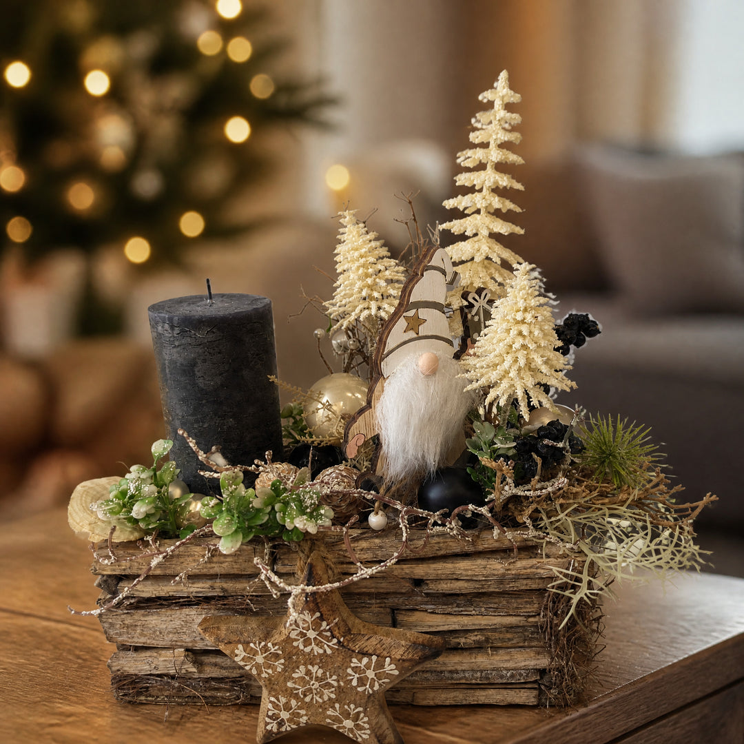 Szene Weihnachtsgesteck Wichtel Stern Kerze schwarz creme