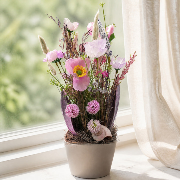 Szene Frühlingsgesteck Mohnblüten Gräser Schnecke rosa lila