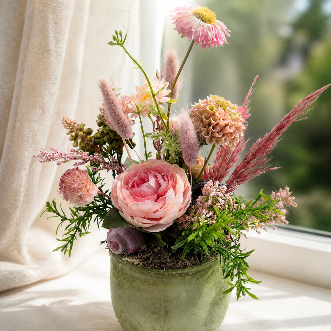 Szene Frühlingsgesteck Ranunkel Gräser Schnecke rosa grün