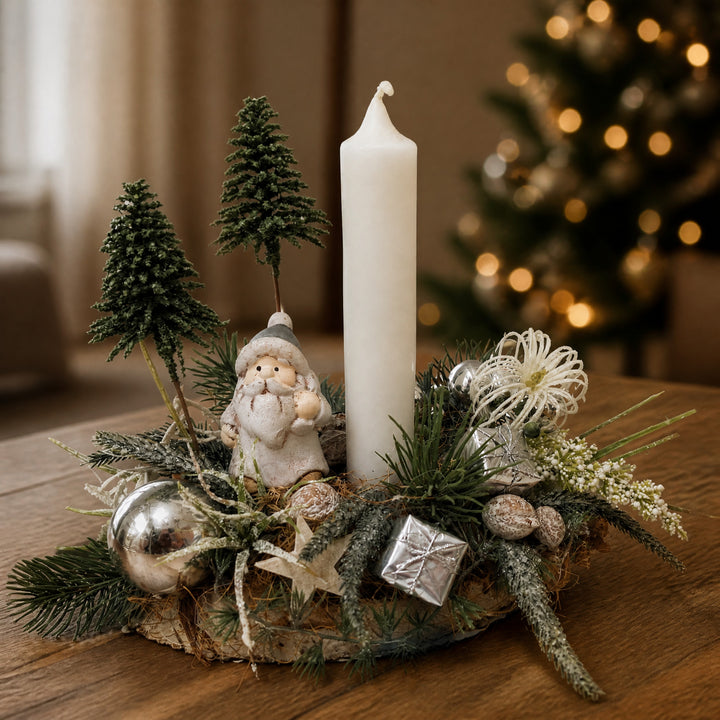 Szene Weihnachtsgesteck Weihnachtsmann Bäume Kerze silber weiß