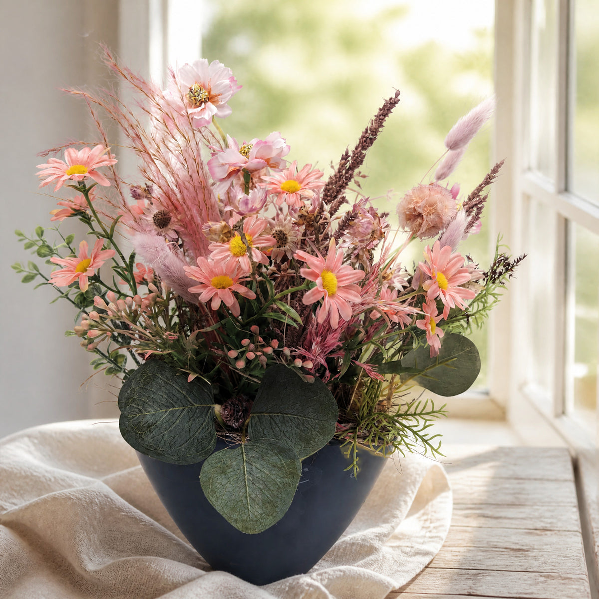 Szene Sommergesteck Wiesenblumen Margeriten Gräser rosa blau