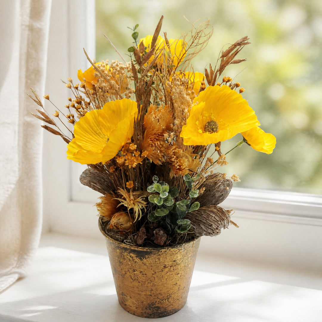 Szene Frühlingsgesteck Mohnblüten Gräser Trockenblumen gelb gold