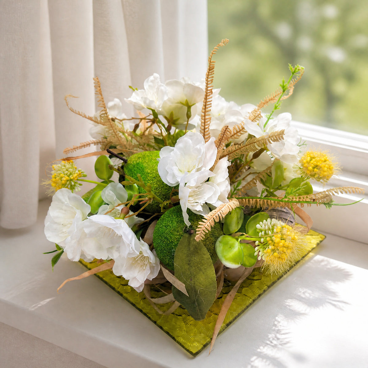 Szene Frühlingsgesteck Limonen Blüten Farn Glasteller grün weiss