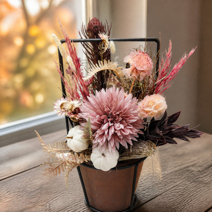 Szene Herbstgesteck Kürbis Gräser rosa creme im Metallrahmen