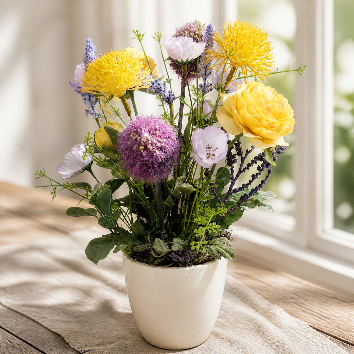 Szene Sommergesteck Wiesenblumen Allium Ranunkeln gelb lila