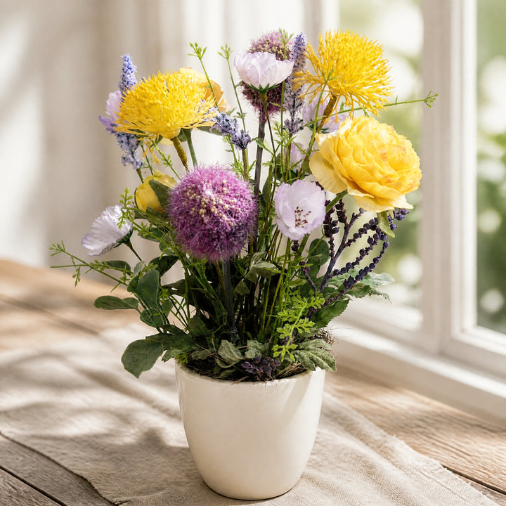 Szene Sommergesteck Wiesenblumen Allium Ranunkeln gelb lila