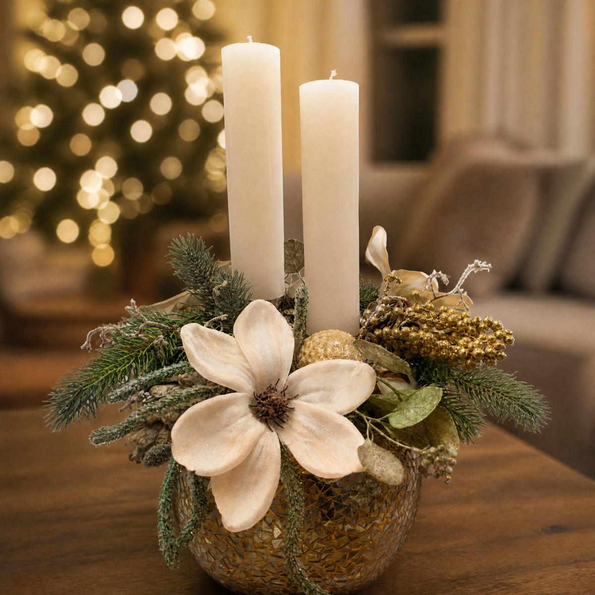 Szene Wintergesteck Magnolie Zapfen Kerzen creme gold