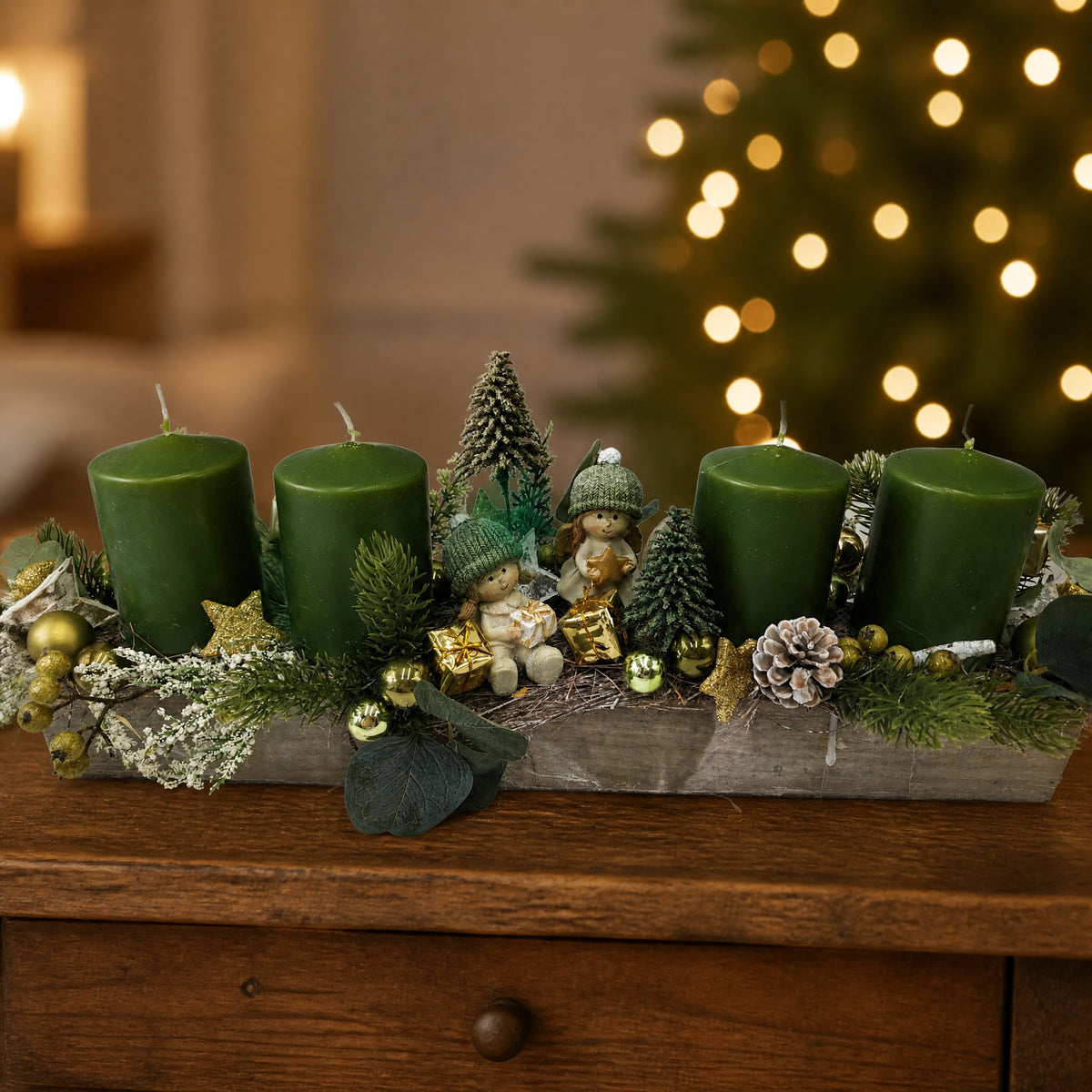 Szene Wintergesteck Adventsgesteck Mädchen Bäume Kerzen grün gold