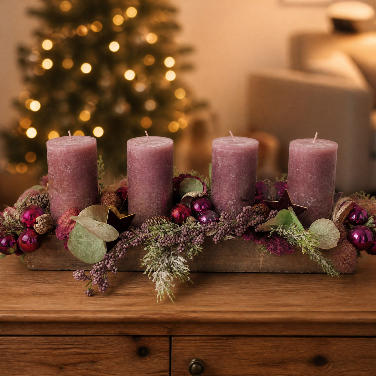 Szene Adventsgesteck Holzschale Kerzen Eukalyptus Sterne altrosa bordeaux