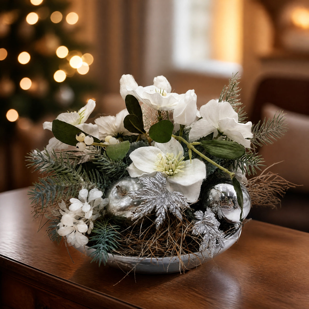 Szene Wintergesteck Christrosen Äpfel Kugeln silber weiss
