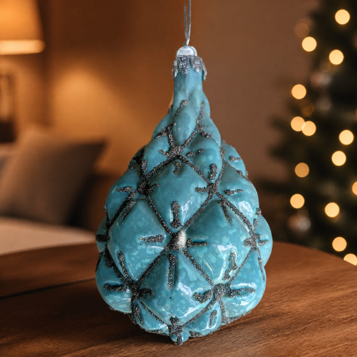 Szene Weihnachtskugel Rautenmuster Tropfen petrol türkis Christbaumschmuck
