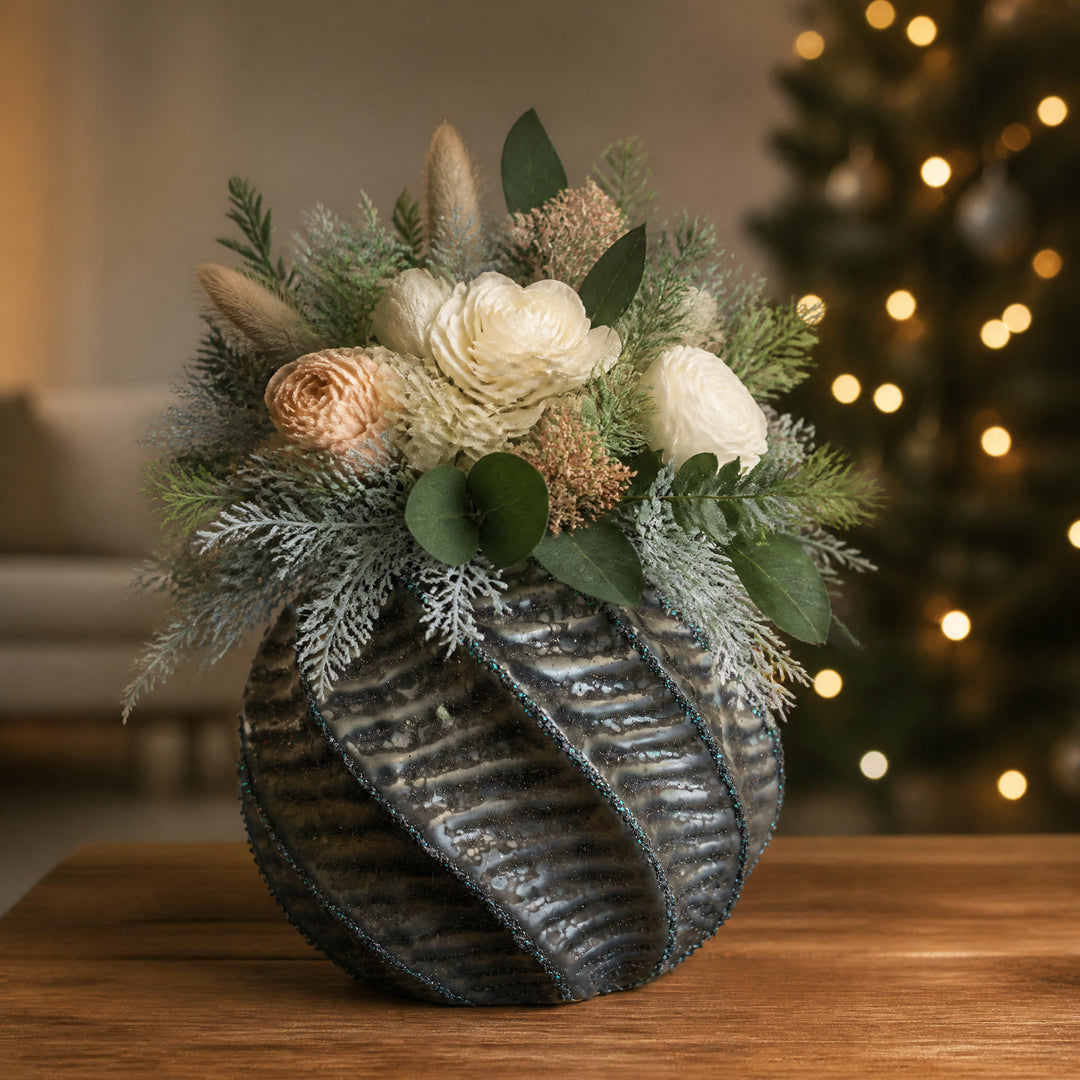 Szene Weihnachtskugel dunkelgrün anthrazit mit Rillen und Glitzerlinien