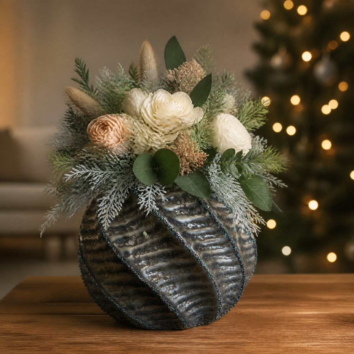 Szene Weihnachtskugel dunkelgrün anthrazit mit Rillen und Glitzerlinien