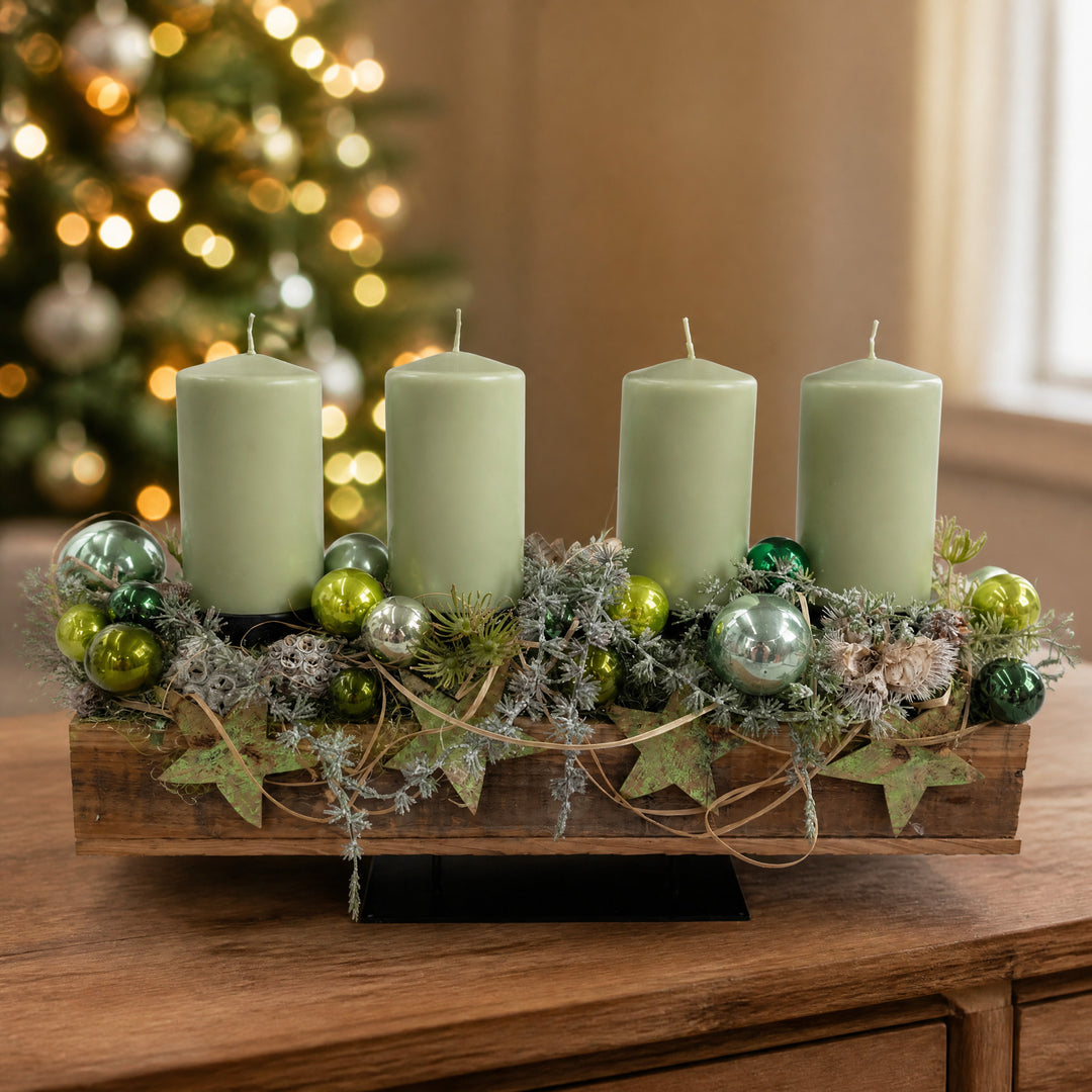 Szene Adventsgesteck Sterne Zapfen Kugeln Holzschale grün salbei