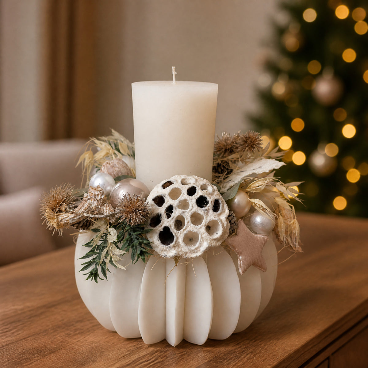 Szene Wintergesteck Stern Zapfen Kerze creme weiss silber