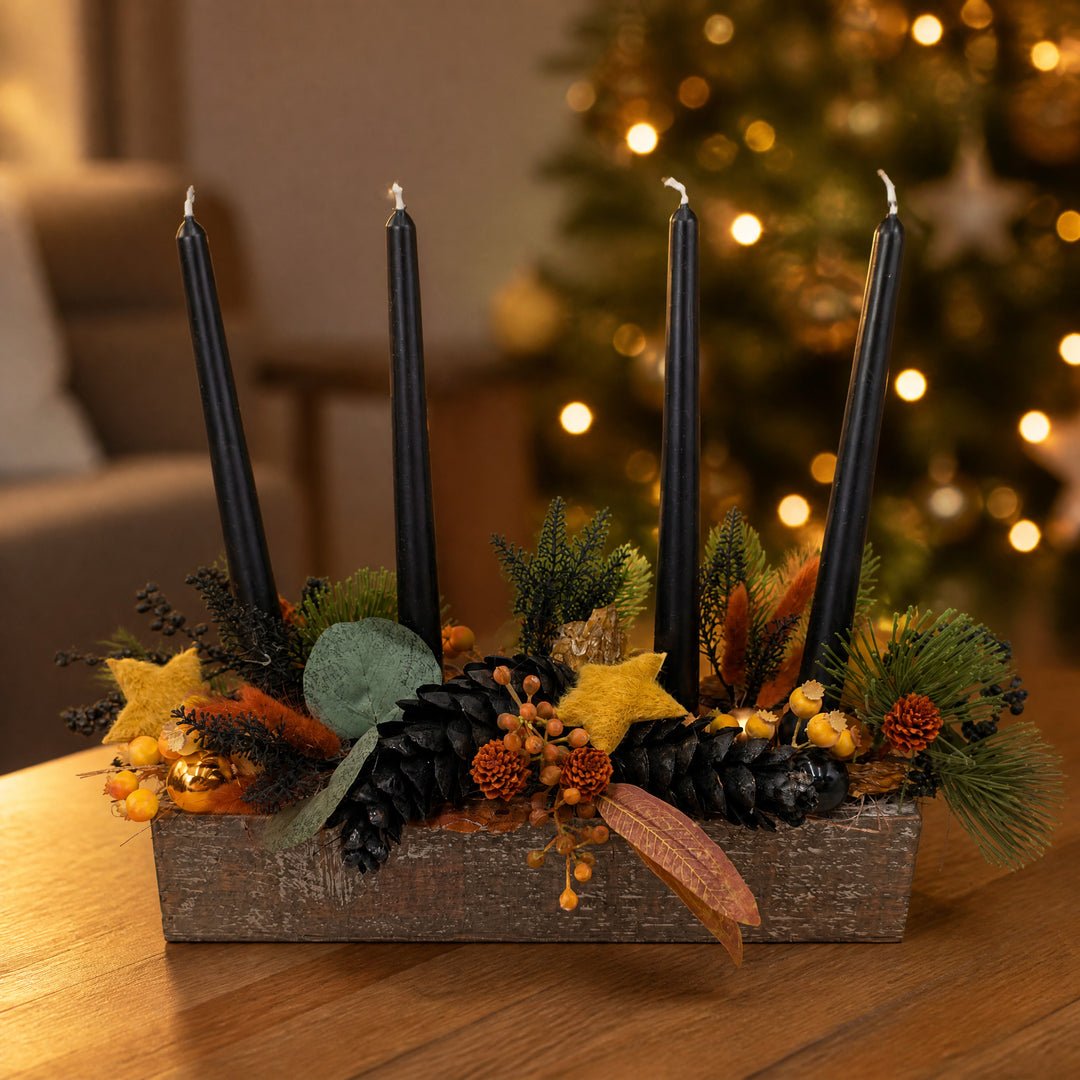 Szene Adventsgesteck modern Zapfen Gräser schwarz orange in Holzschale