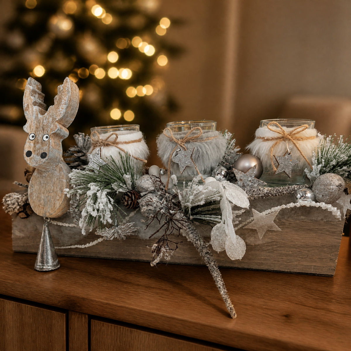 Szene Weihnachtsgesteck Elch Teelichter Zapfen silber weiß Holzschale