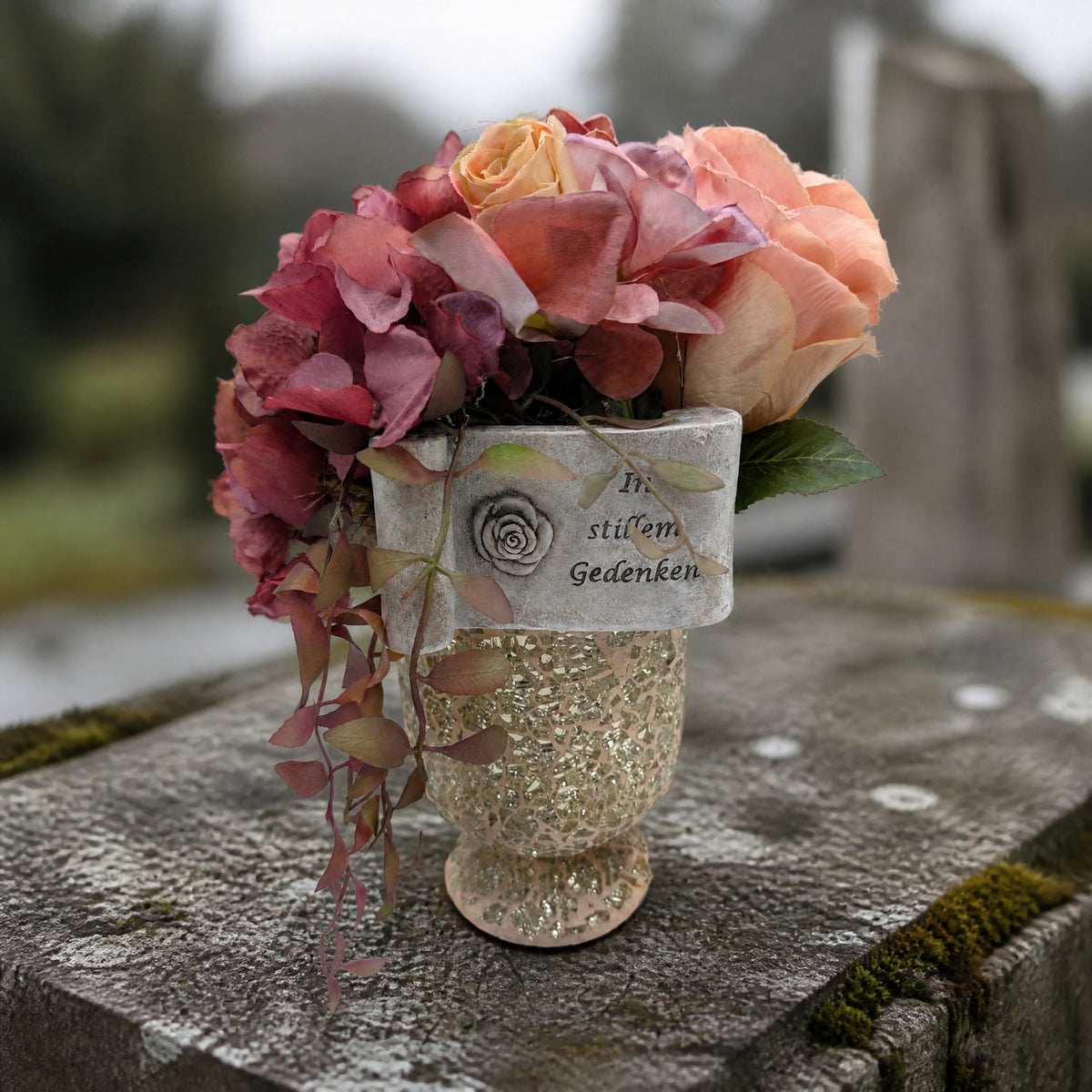 Szene Trauergesteck Rosen Hortensie gold rosa mit Schild In stillem Gedenken